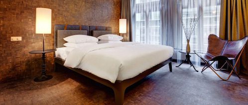 Hotelzimmer mit hochwertiger Bettdecke
