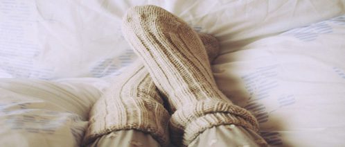 Warme Socken im Bett. Kampf gegen kalte Füße.